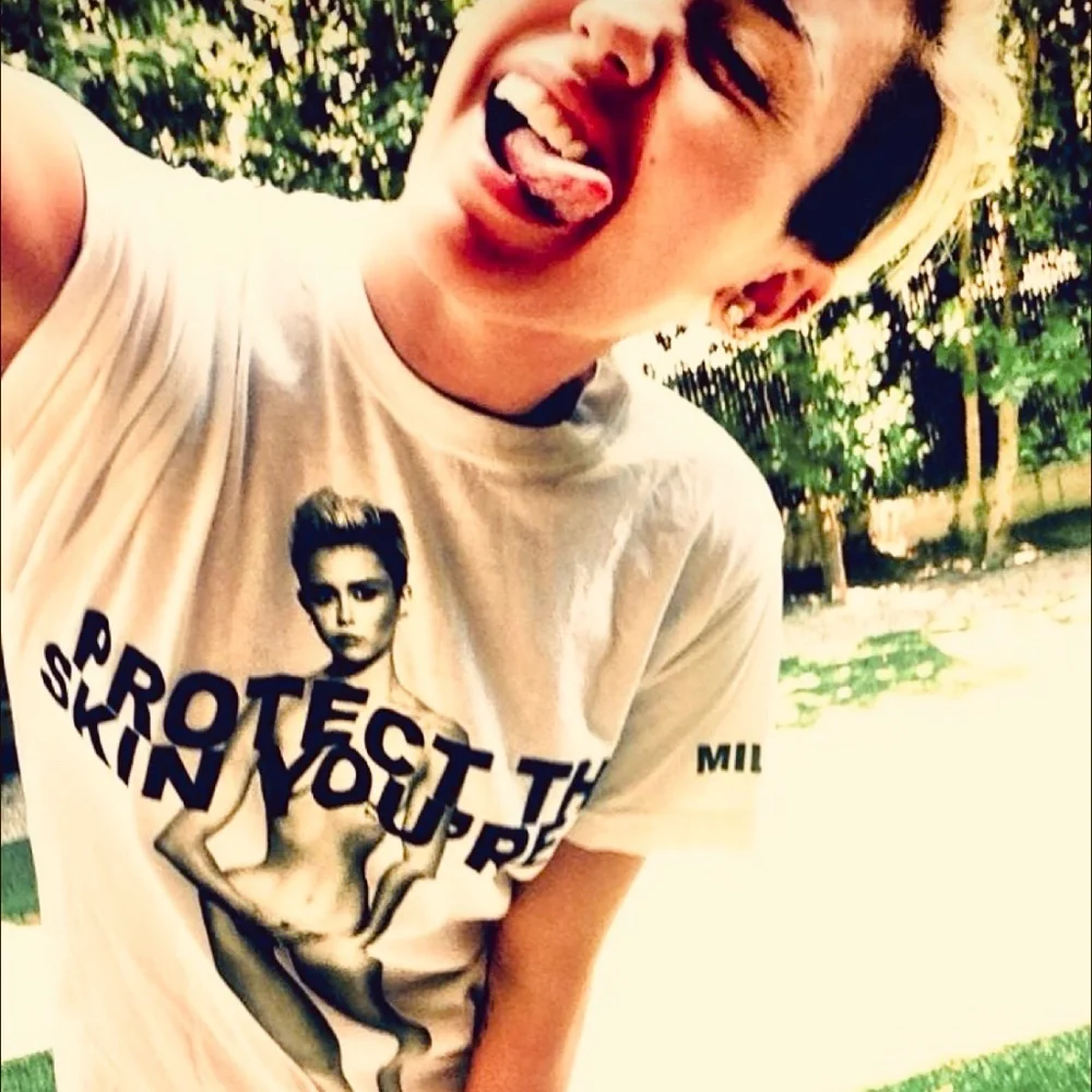 Marc Jacobs “ protect the skin you’re in” t shirt Miley Cyrus - Picture 6 of 6